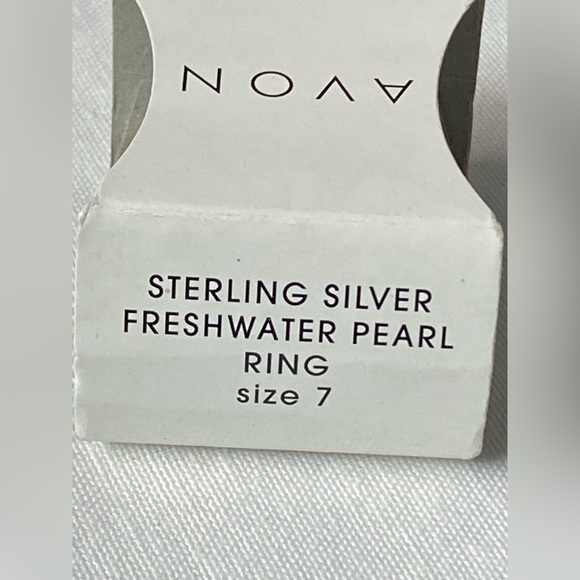 New in box Avon freshwater pearl and sterling silver ring - Picture 3 of 3